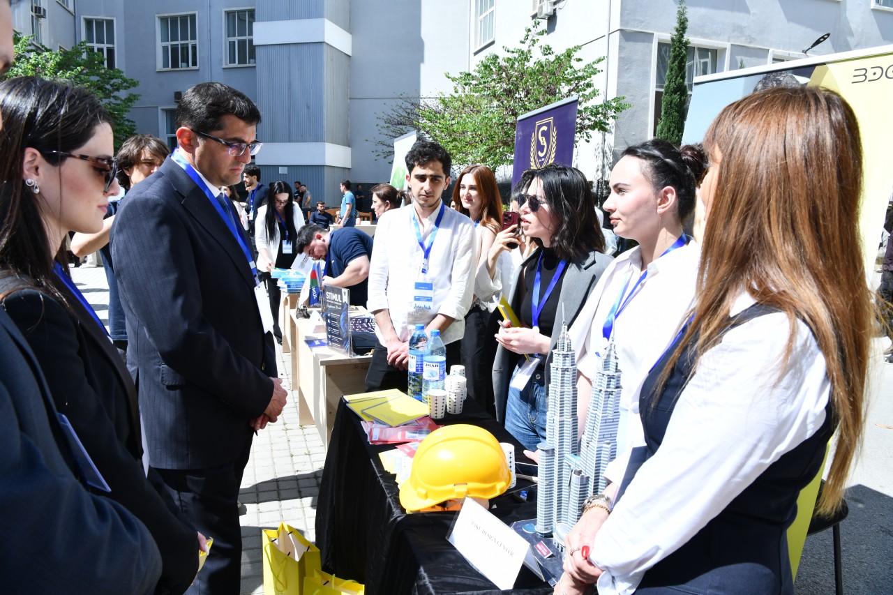 ADNSU-da keçirilən XVII Məzun–Karyera Sərgisində 70-dən çox şirkət iştirak edib - FOTOLAR